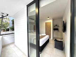 Deluxe Double Room | Blackout drapes, soundproofing, iron/ironing board, free WiFi - URBANITY LIVING (Medellín)