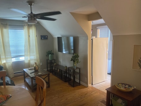 Restauration. Charming 1-bedroom apartment with AC, WiFi in quaint Beech Grove