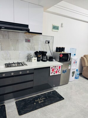Réfrigérateur, micro-ondes, plaque de cuisson, cafetière/bouilloire