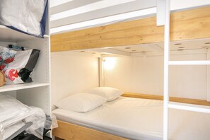 1 chambre, fer et planche à repasser, accès Internet