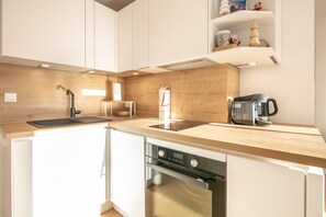 Geladeira, micro-ondas, fogão, lava-louças