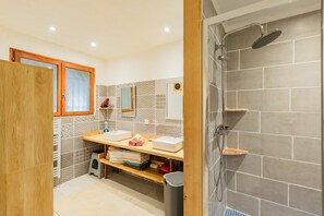 Articles de toilette gratuits, sèche-cheveux, serviettes fournies
