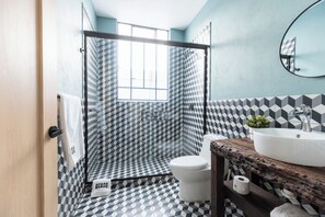 Secador de cabelo, toalhas de banho, sabonete, papel higiênico