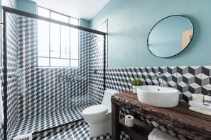 ヘアドライヤー、タオル、石鹸、トイレットペーパー