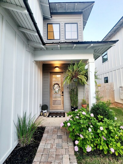 "Discover Pelican's Haven: Your Bohemian Retreat Near Pensacola Bay Awaits!"