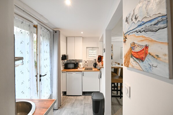 Fridge, microwave, coffee/tea maker, toaster