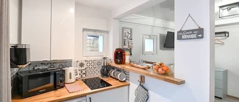 Fridge, microwave, coffee/tea maker, toaster