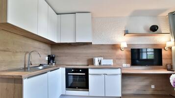 Fridge, oven, coffee/tea maker, electric kettle