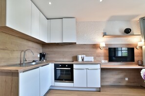 Kühlschrank, Ofen, Wasserkocher mit Kaffee-/Teezubehör, Wasserkocher