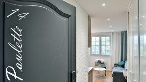 A modern interior with a dark door labeled "Paulotte." - Paulette 14 - A Sables d'Or les pins, proche plage (Fréhel)