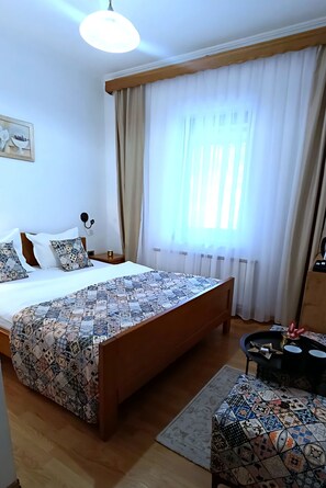 1 habitación, tabla de planchar con plancha, wifi y ropa de cama 