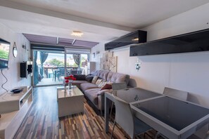 Een televisie en een open haard