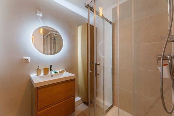 Amenidades de baño gratuitas, secadora de cabello, toallas