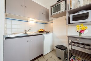 Réfrigérateur, micro-ondes, four, cafetière/bouilloire