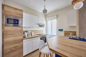 Réfrigérateur, micro-ondes, four, lave-vaisselle