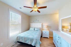 3 bedrooms, desk, iron/ironing board, travel crib