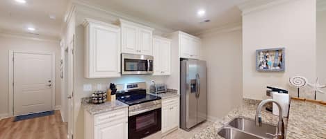 Mikrowelle, Ofen, Herdplatte, Geschirrspüler