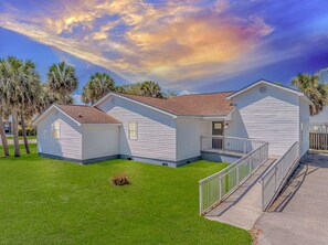 Exterior - Beachside 5BR 5BTH Bungalow, 1 Block from Ocean! (Myrtle Beach)