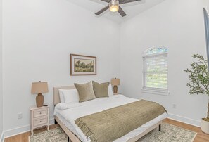 5 bedrooms, desk, iron/ironing board, travel cot - Beachside 5BR 5BTH Bungalow, 1 Block from Ocean! (Myrtle Beach)