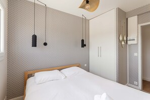 2 slaapkamers, een strijkplank/strijkijzer, gratis wifi, beddengoed