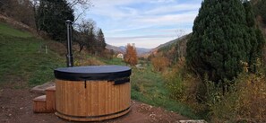 Outdoor spa tub - Gîte de l'Oriel - Gîte avec Grand Jardin (Sainte-Marie-aux-Mines)