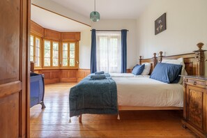 5 bedrooms, iron/ironing board, free WiFi, bed sheets