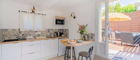 Kühlschrank, Mikrowelle, Wasserkocher mit Kaffee-/Teezubehör, Toaster