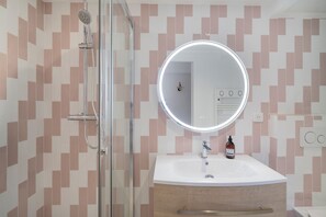Sèche-cheveux, serviettes fournies