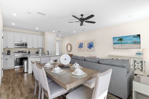 Dining - Flamingo Paradise (Kissimmee)