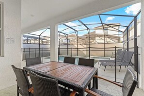 Outdoor dining - Sun & Fun Storey Lake (Kissimmee)