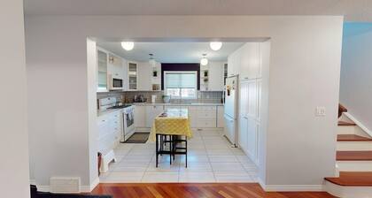 Cozy&comfy family size house. Beautiful location, near COP. Pet friendly &Clean.