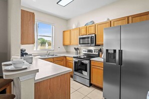 Frigorífic, microones, forn i placa de cuina 