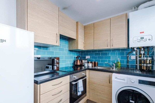Fridge, microwave, oven, stovetop - 3BDR House By Eason Stays Short Lets Liverpool (Liverpool)