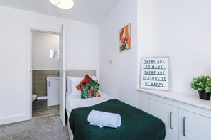 3 habitaciones, tabla de planchar con plancha, internet y ropa de cama 