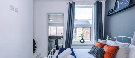 4 bedrooms, iron/ironing board, internet, bed sheets