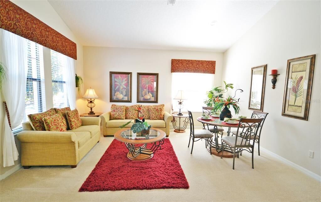 Fernseher, DVD-Player, Tischfußball, Arbeitsbereiche