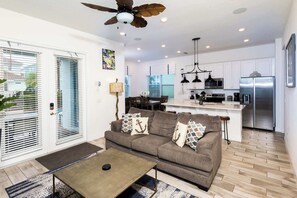 Una televisión, una oficina