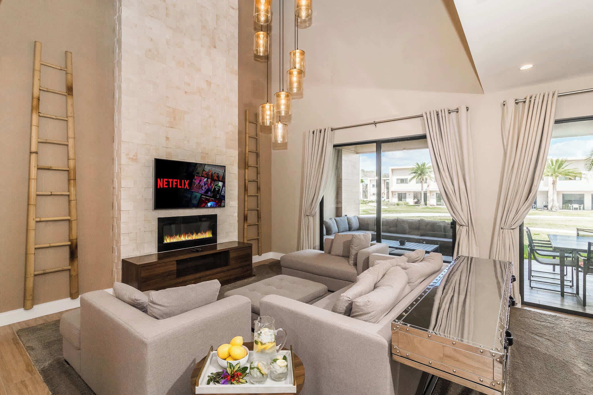 Televisión, chimenea, estéreo y oficina 