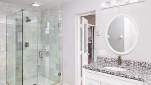 Douche, sèche-cheveux, serviettes fournies
