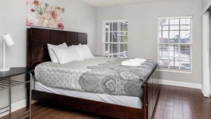 Tabla de planchar con plancha, cuna de viaje, wifi y ropa de cama