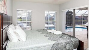 Tabla de planchar con plancha, cuna de viaje, wifi y ropa de cama