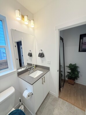 Een douche, een haardroger, handdoeken, zeep