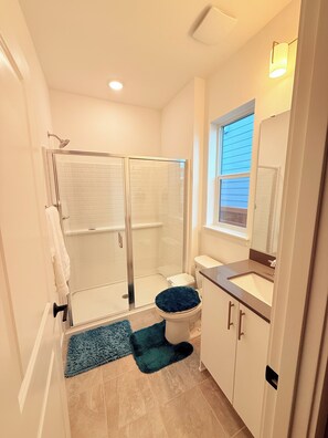 Douche, sèche-cheveux, serviettes fournies, savon