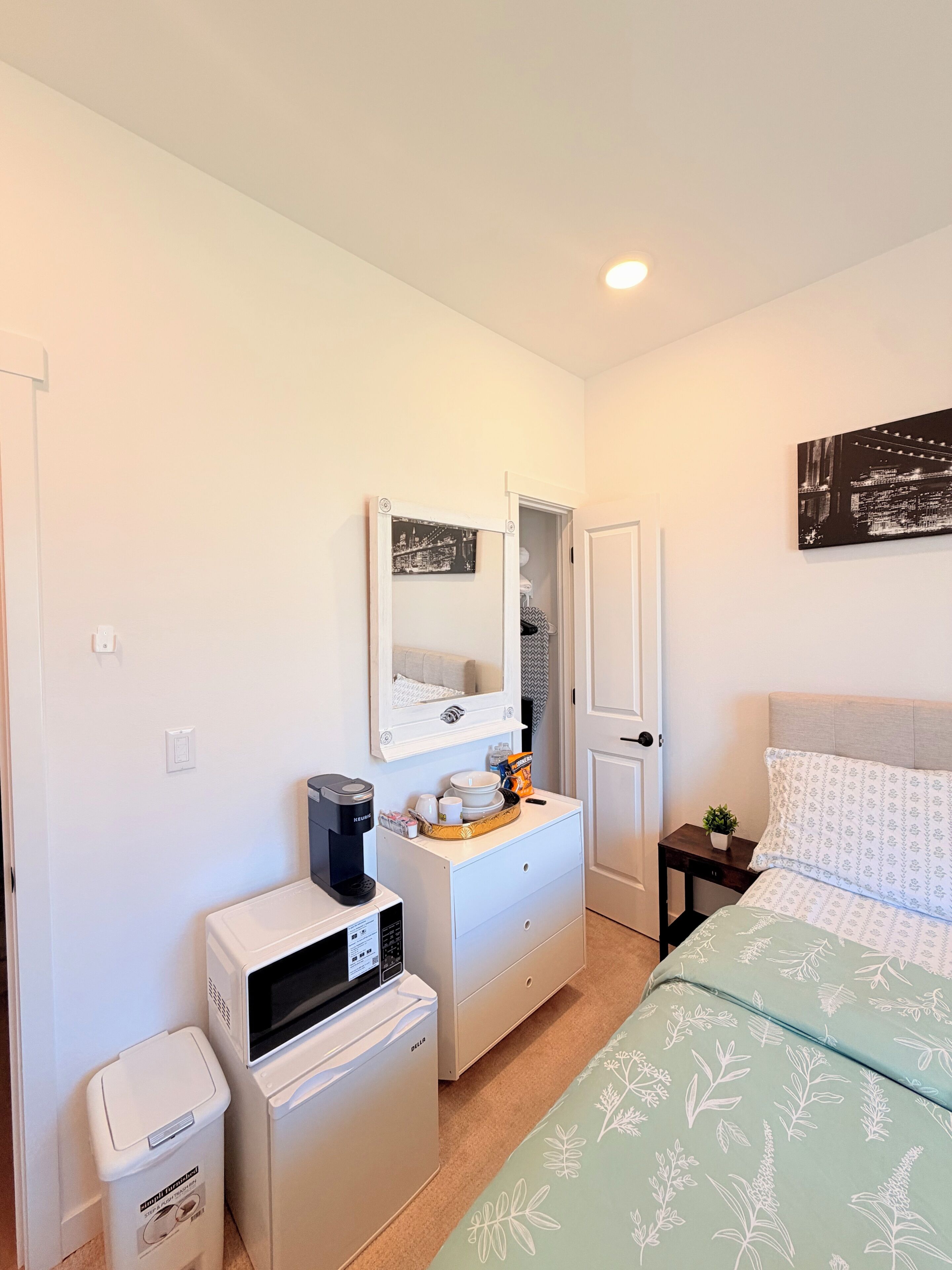 1 habitación, escritorio, tabla de planchar con plancha y wifi gratis 