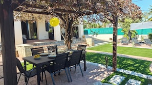 Outdoor dining - Ideal house for families with nice garden and swimming pool. Quiet area. (Les Tres Cales)