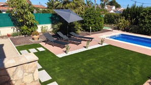 Outdoor pool - Ideal house for families with nice garden and swimming pool. Quiet area. (Les Tres Cales)