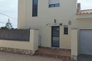 Exterior - Ideal house for families with nice garden and swimming pool. Quiet area. (Les Tres Cales)