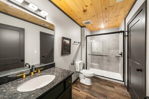 Shower, hair dryer, towels - New/4bd/4ba/arcade/hot tub/firepit/great location (Sevierville)