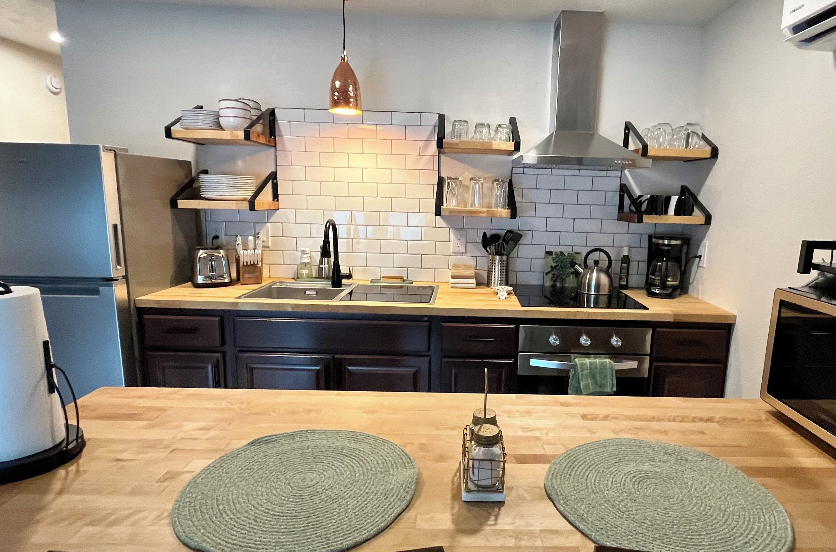 Frigorífico, microondas, horno y placa de cocina