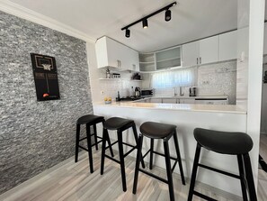 Een koelkast, een vaatwasser, een koffiezetapparaat/waterkoker